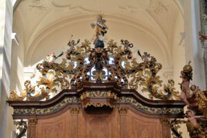 Chorgestühl und Fintansgrabmal